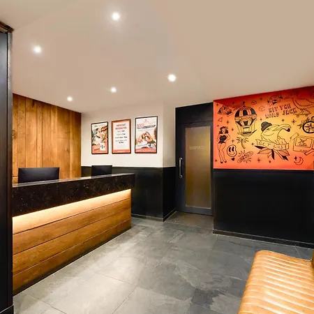 St Christopher's - The Winston بيت شباب