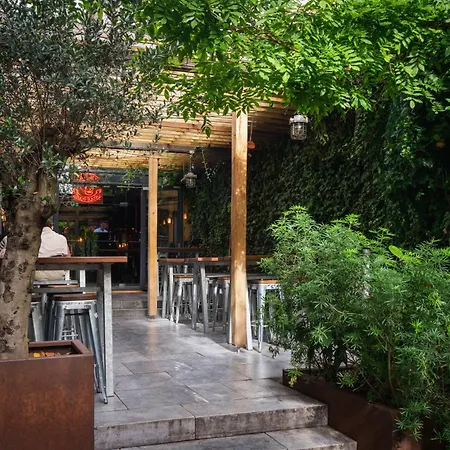 St Christopher's - The Winston بيت شباب *